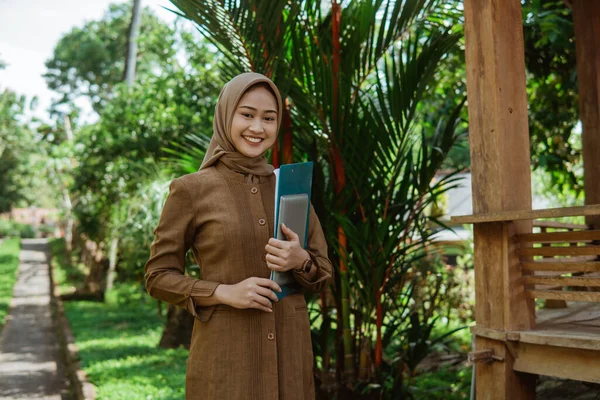 Dra. Siti Nurhalimah, M.Pd